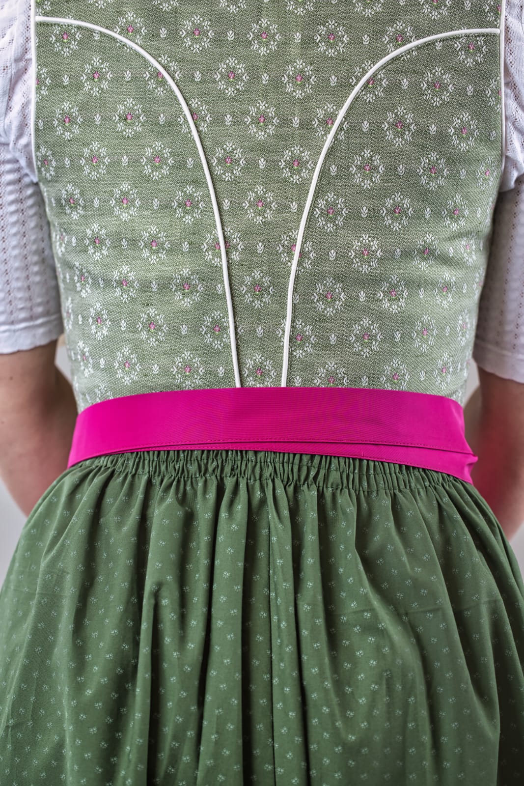 Dirndlkleid in Grün mit Schürze