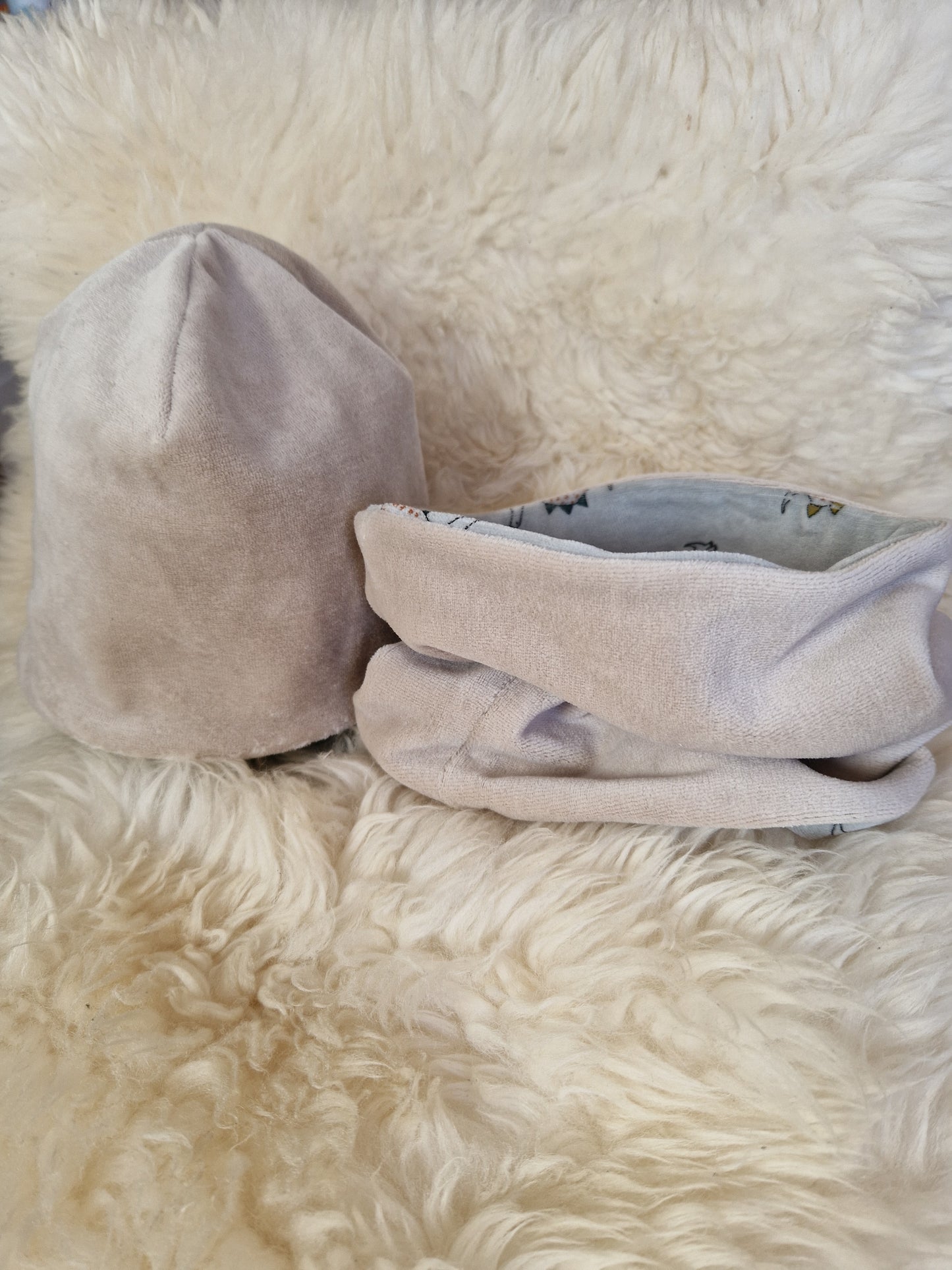 Mütze und Schal , Loop Dino