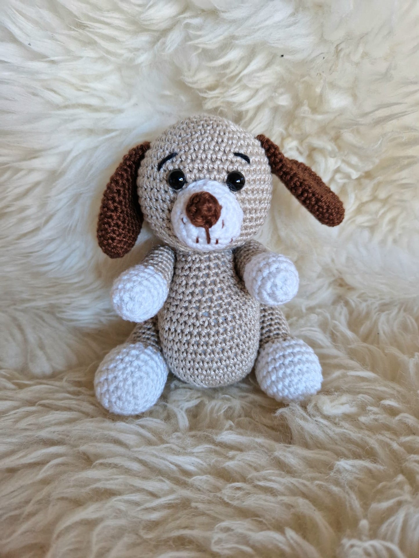 Gehäkeltes Kuscheltier brauner Hund mit beweglichen Armen