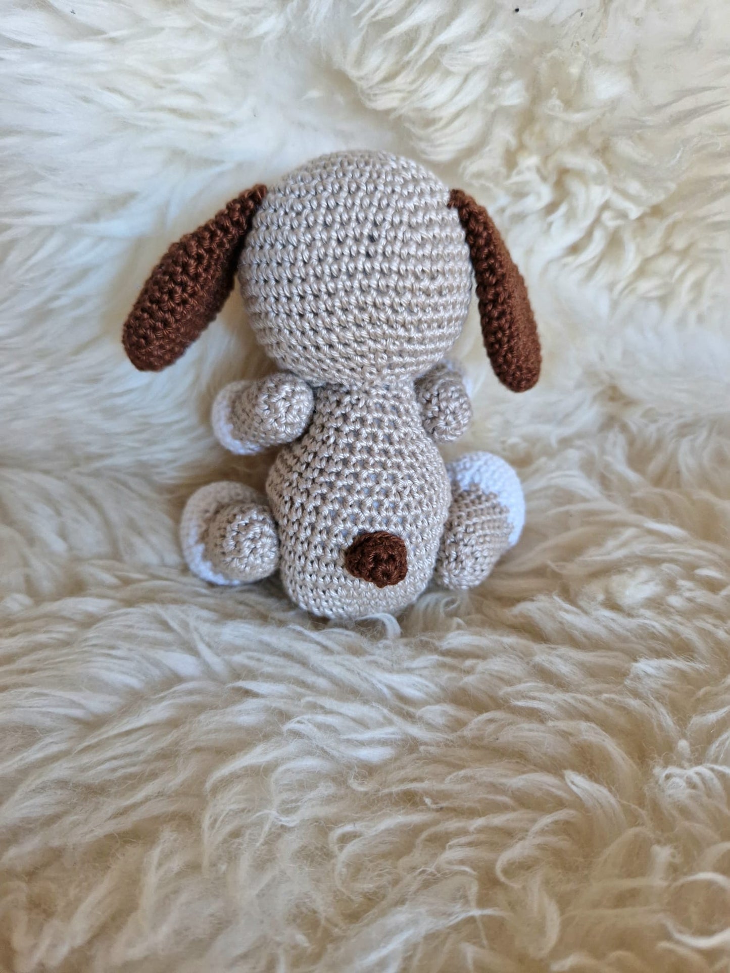 Gehäkeltes Kuscheltier brauner Hund mit beweglichen Armen